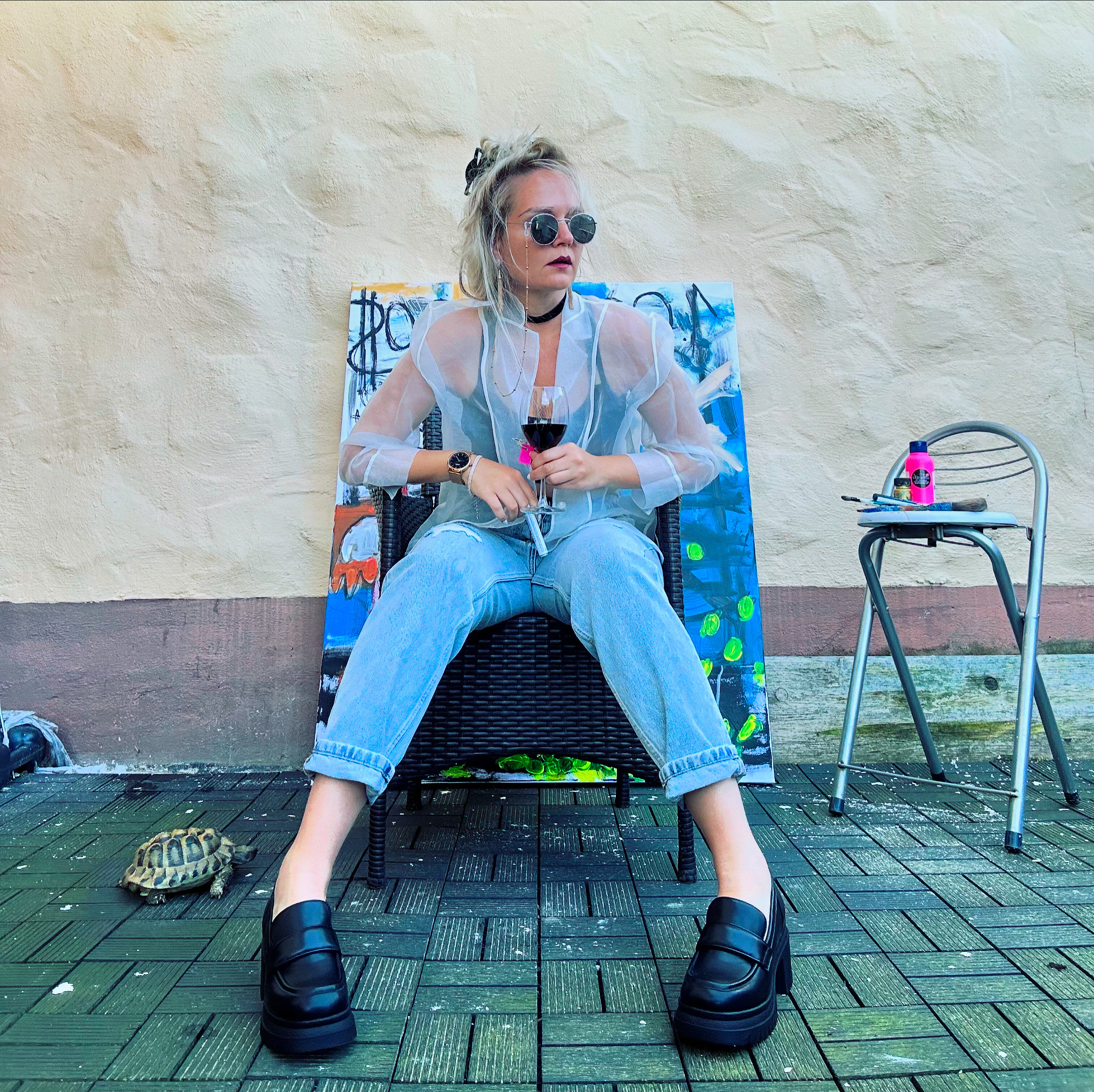 Dynamisches Werk mit Rot-Akzenten