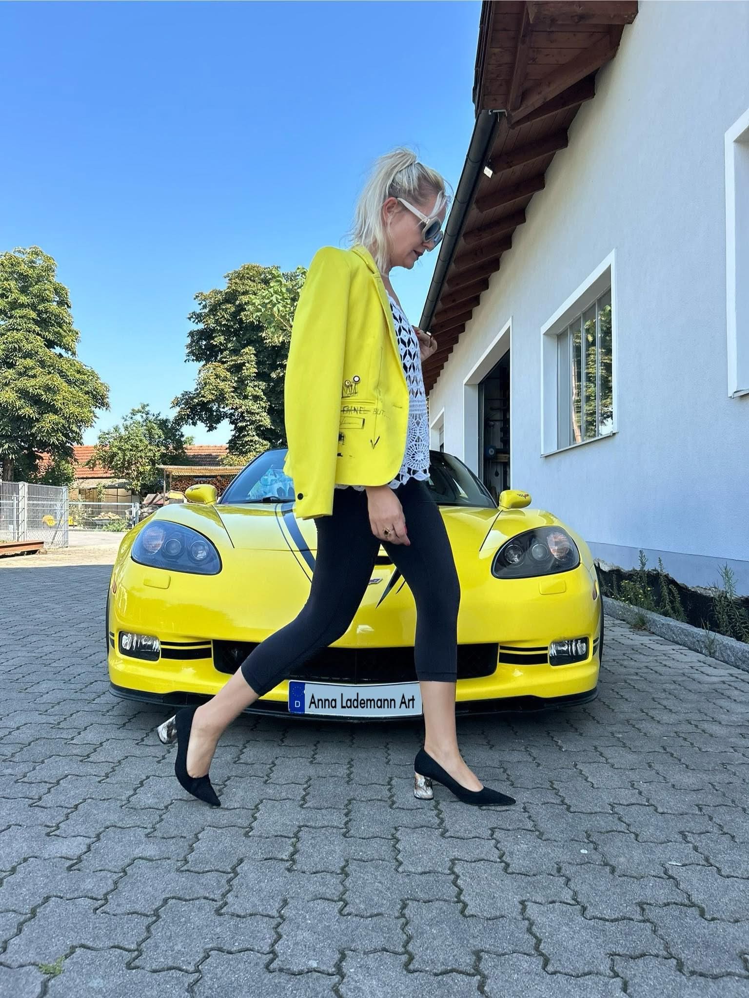 Dynamisches Werk mit Rot-Akzenten